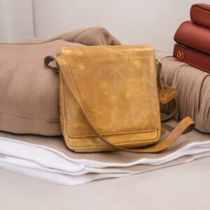 Vintage Tan Leather Messenger Bag – Sleek & Stylish Everyday Carry
